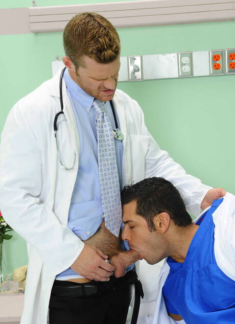 Latino-Bodybuilder Marcus Ruhl und der amerikanische Strongman Landon Conrad bohren einen Arsch