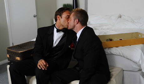 Les mecs américains sexy et costauds Rocco Reed et le musclé Landon Conrad ont une bonne relation sexuelle