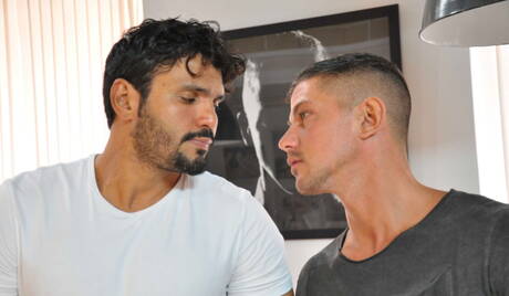 Der Latino-Otter Jean Franko und der bulgarische Kraftprotz Goran bei heißer Arschfick-Action in der Badewanne