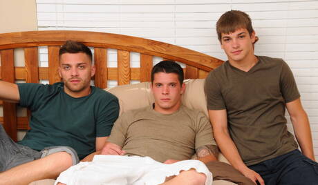 Les garçons excités Johnny Rapid, Tommy Defendi et Haigen Sence dans un trio torride