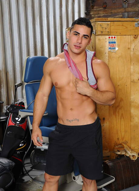 漂亮的美國男人，強壯的男人Topher Di Maggio和年輕帥哥Tyler Sweet享受了一場精彩的肛交