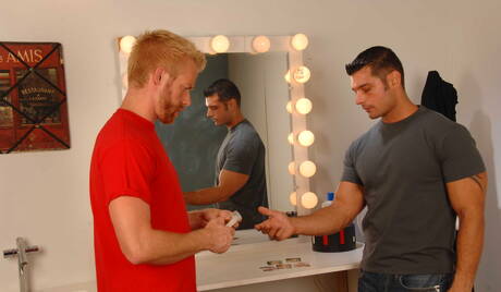 El galán canadiense Christopher Daniels y el toro latino Marcus Ruhl en una follada anal muy caliente