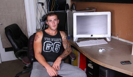 Caras americanos gostosos, o garanhão peludo Christian Wilde e o lindo garoto Tyr Alexander em uma cena homossexual quente