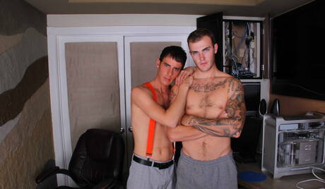 Caras americanos gostosos, o garanhão peludo Christian Wilde e o lindo garoto Tyr Alexander em uma cena homossexual quente