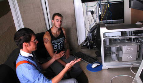 Caras americanos gostosos, o garanhão peludo Christian Wilde e o lindo garoto Tyr Alexander em uma cena homossexual quente