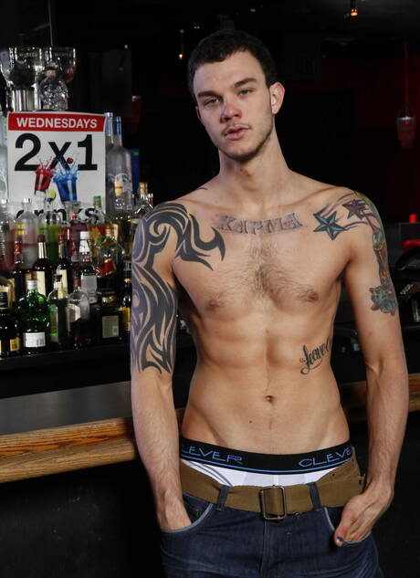 Men.com: Nice american buddies beefcake Cliff Jensen and hunky guy Kirk Cummings do a handjob