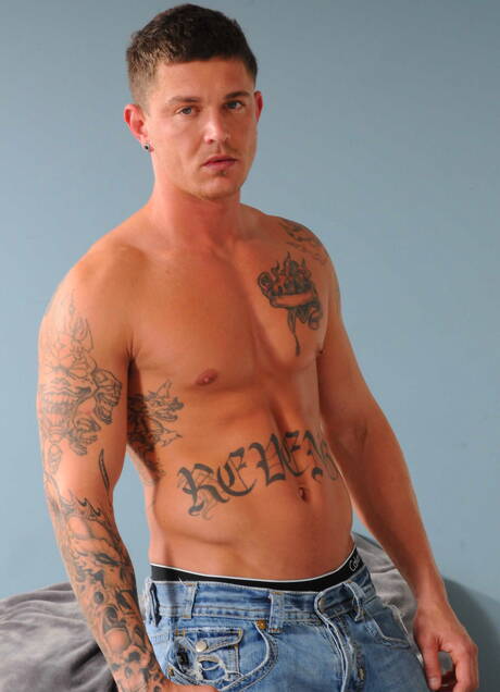 Jason und der muskulöse Amerikaner Sebastian Young ficken nach dem Schwanzlutschen