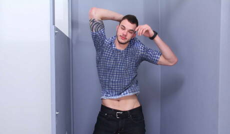 Aardige Amerikaanse jongens, superstud Cliff Jensen en twink Tyler Sweet zuigen en neuken elkaar in bad