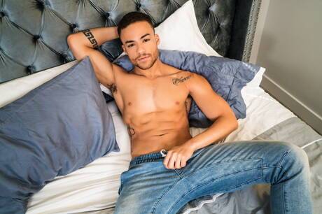 El guapo semental peludo estadounidense Mason Lear y el musculoso Beaux Banks en una escena homosexual caliente