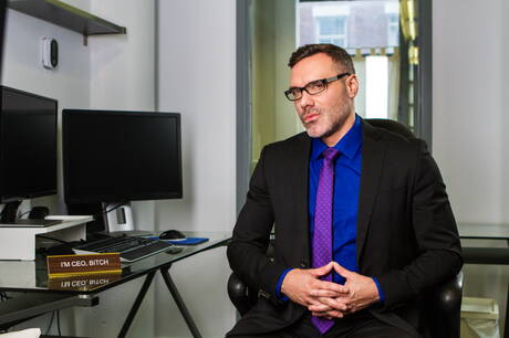 Der kanadische Hengst Thyle Knoxx und der gut gebaute Kanadier Manuel Skye haben heißen Sex mit Fisting