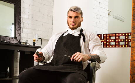 Der kräftig gebaute Amerikaner Seth Knight und der harte Kanadier William Seed ficken in den Arsch, nachdem sie einen Schwanz gelutscht haben