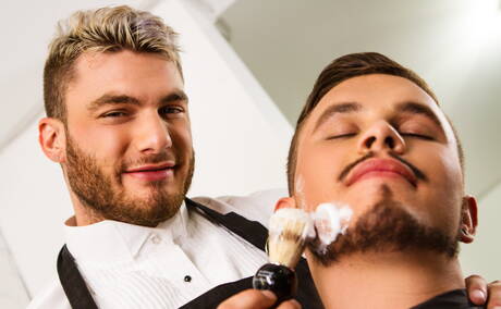 Der kräftig gebaute Amerikaner Seth Knight und der harte Kanadier William Seed ficken in den Arsch, nachdem sie einen Schwanz gelutscht haben