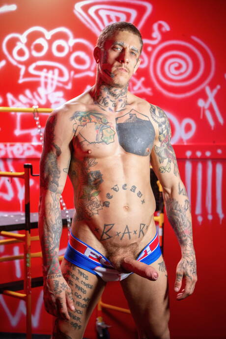 Der tätowierte Kerl Ryan Bones und Bo Sinn ficken einen harten schwulen Twink