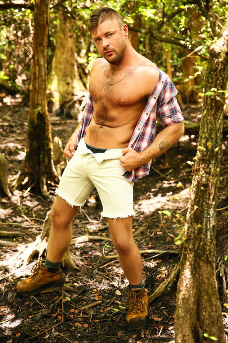 De aardige Amerikaanse spierbundel Jack Andy en de knappe Adrian Suarez zuigen en neuken elkaar buiten