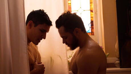 Men: 매튜 캠프와 미국의 스트롱맨 마르코 로렌조가 뜨거운 샤워실에서 수컷을 빨고 난 뒤 엉덩이를 엿먹는다.