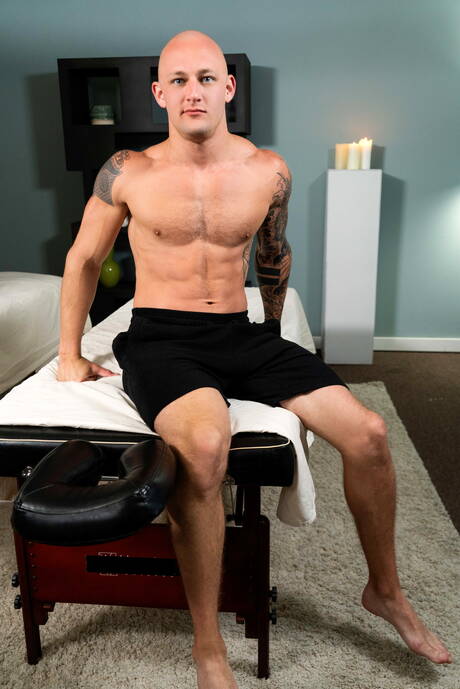 Dois americanos musculosos, Trevor Laster e o garanhão Mateo Fernandez, fodem a bunda depois de chupar um pau