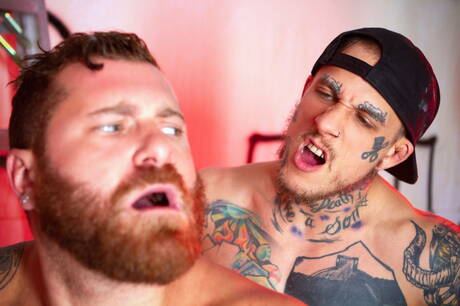 Canadese stoere vent Bo Sinn en Amerikaanse homobeer Riley Mitchel neuken elkaars kont na het pijpen