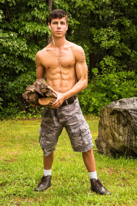 羅馬尼亞肌肉男 Kaleb Stryker 和美國毛茸茸的猛男 Ty Mitchell 在戶外吸吮後操屁股