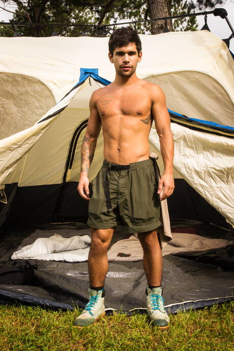 De gespierde Roemeense Kaleb Stryker en de harige Amerikaanse hengst Ty Mitchell neuken elkaars kont na buiten te hebben gepijpt