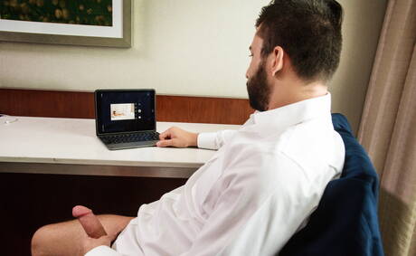 Der rumänische Kraftprotz Kaleb Stryker und der amerikanische Hengst Scott Demarco lutschen und ficken sich gegenseitig