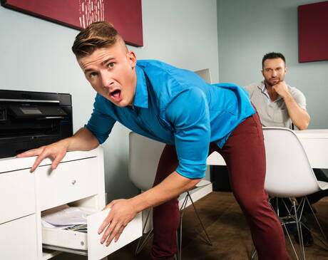 2人のアメリカ人の少年、たくましいジェイク・ポーターと筋肉質なコルビー・タッカーが熱い尻を激しく突き上げる