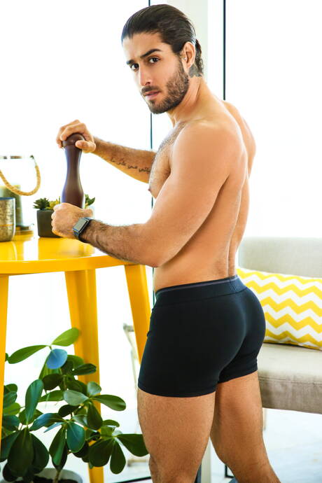 美國壯牛布魯斯·貝克漢姆和巴西帥哥迭戈·桑斯口交後乾屁股