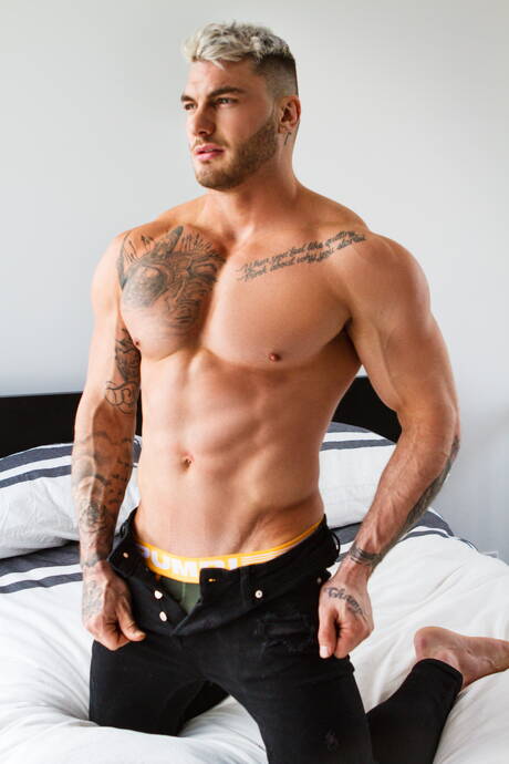 Men.com: American muscular Derek Bolt and canadian tough guy William Seed sucking and fucking each other