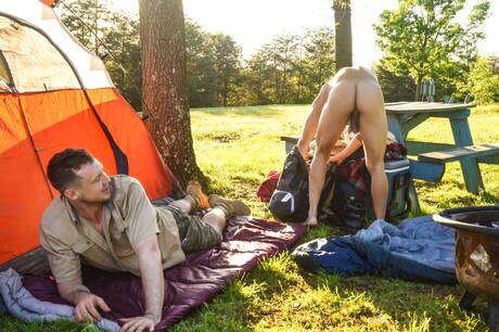 Knappe Amerikaanse mannen, goed gebouwde Pierce Paris en gespierde Beaux Banks hebben hete seks buiten