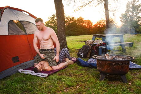 Knappe Amerikaanse mannen, goed gebouwde Pierce Paris en gespierde Beaux Banks hebben hete seks buiten
