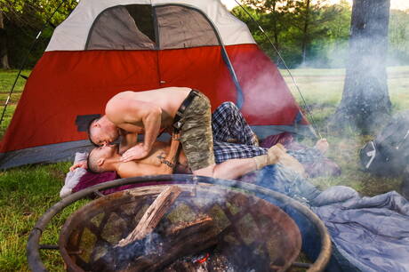Knappe Amerikaanse mannen, goed gebouwde Pierce Paris en gespierde Beaux Banks hebben hete seks buiten