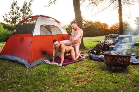 Knappe Amerikaanse mannen, goed gebouwde Pierce Paris en gespierde Beaux Banks hebben hete seks buiten