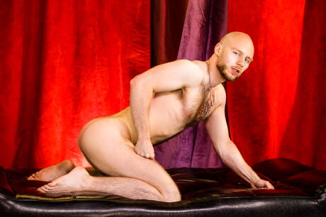 Der haarige lateinamerikanische Hengst Jean Franko und der bullige Orson Deane bei heißer Arschfick-Action