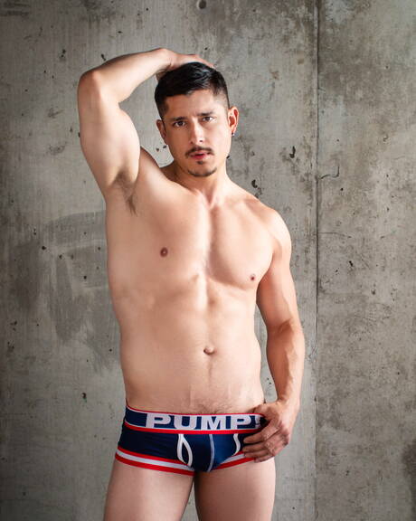 Der muskulöse Kanadier Jack Kross und der kräftige Rocky Vallarta ficken in den Arsch, nachdem sie einen Schwanz gelutscht haben