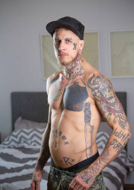 Canadian hunk Bo Sinn and muscular Eddie Rabbit fuck after dick sucking