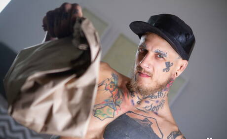 Le beau gosse canadien Bo Sinn et le musclé Eddie Rabbit baisent après avoir sucé une bite