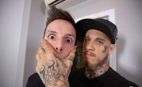 Le beau gosse canadien Bo Sinn et le musclé Eddie Rabbit baisent après avoir sucé une bite