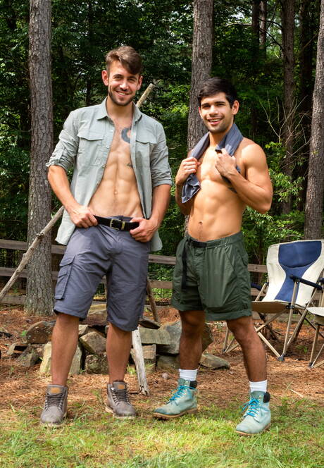 素敵なアメリカ人の仲間の筋肉質なダンテ・コレとカワウソのタイ・ミッチェルが屋外で熱いアナルセックスをする