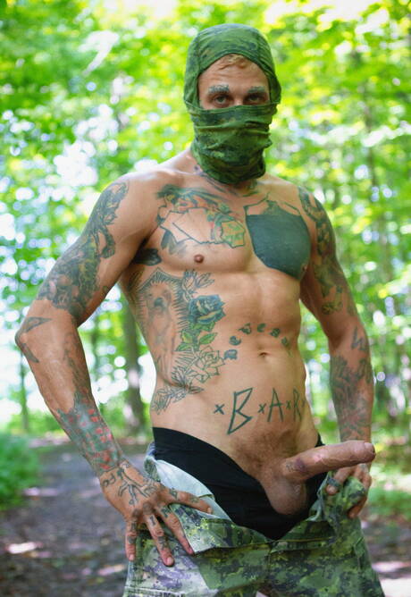 Der attraktive Kanadier Bo Sinn und der starke Mann Oliver Smith ficken sich nach dem Saugen im Freien in den Arsch