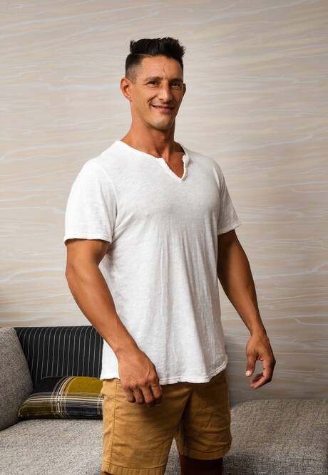 Les beaux mecs américains Johnny Rapid et le dur Jax Thirio baisent le cul après avoir sucé