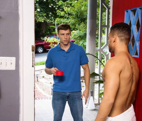 Die sexy Amerikaner, der starke Mann Justin Matthews und der bullige Beaux Banks ficken nach dem Schwanzlutschen im Badezimmer