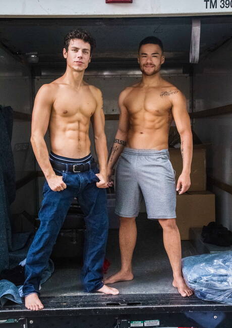 Rumuński przystojniak Kaleb Stryker i amerykański husky Beaux Banks ruchają się w dupę po obciąganie