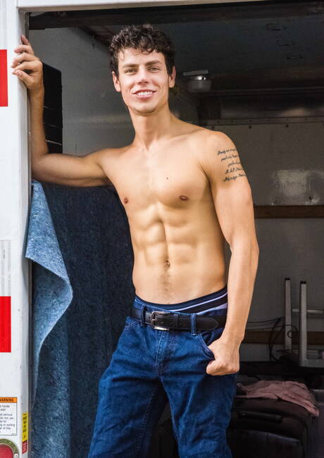 Rumuński przystojniak Kaleb Stryker i amerykański husky Beaux Banks ruchają się w dupę po obciąganie