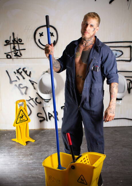 Canadian muscular Bo Sinn and superstud Tony Carusso in hot homosexual scene