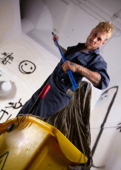 Le musclé canadien Bo Sinn et le superstar Tony Carusso dans une scène homosexuelle torride