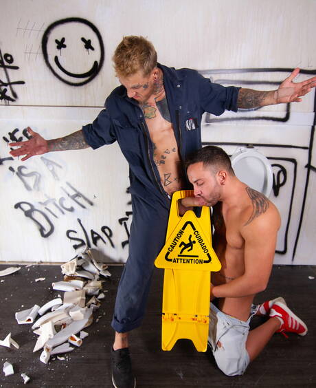 Canadian muscular Bo Sinn and superstud Tony Carusso in hot homosexual scene