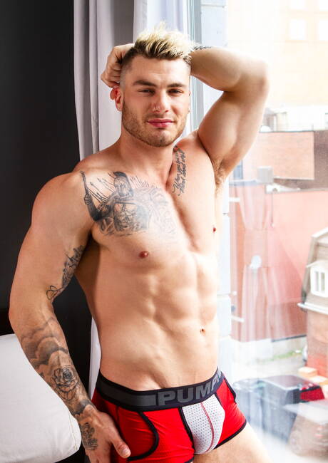 加拿大帥哥威廉·西德和肌肉發達的肖恩·皮克熱辣肛交