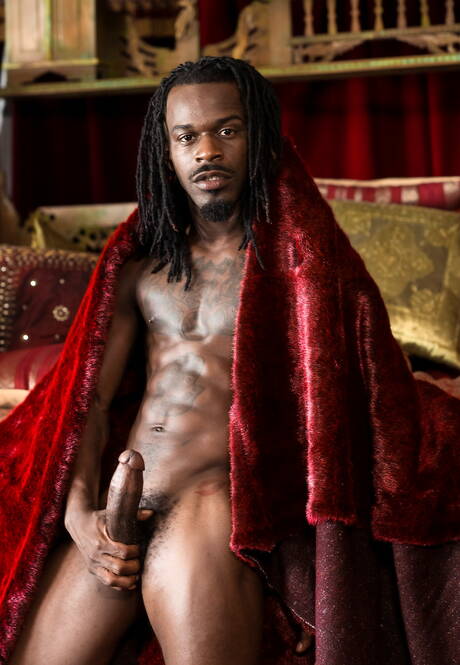 Black stud Fame shows a perfect body