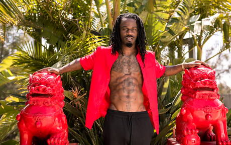 Ebony superstud Fame toont een goed gebouwd lichaam bij het zwembad