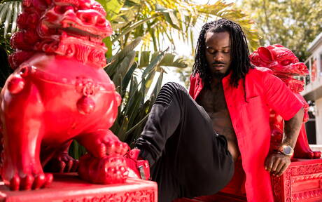 Ebony superstud Fame toont een goed gebouwd lichaam bij het zwembad