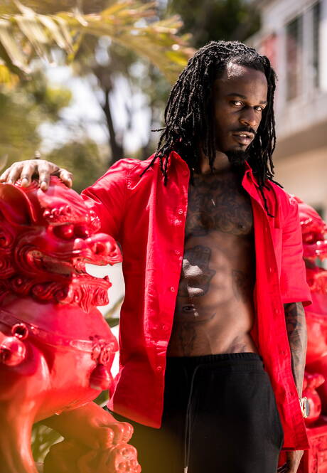 Ebony superstud Fame toont een goed gebouwd lichaam bij het zwembad